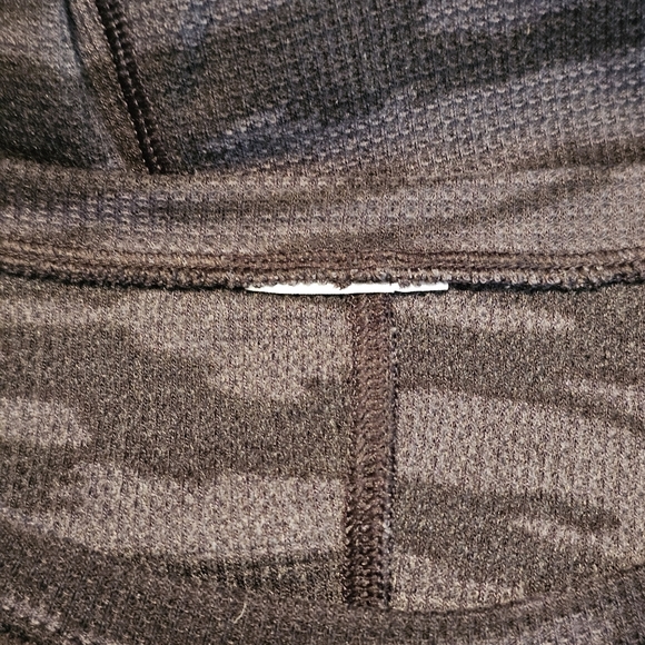 Under Armour Gray Camo Waffle Knit Long Sleeve Top Size M - Picture 8 of 10